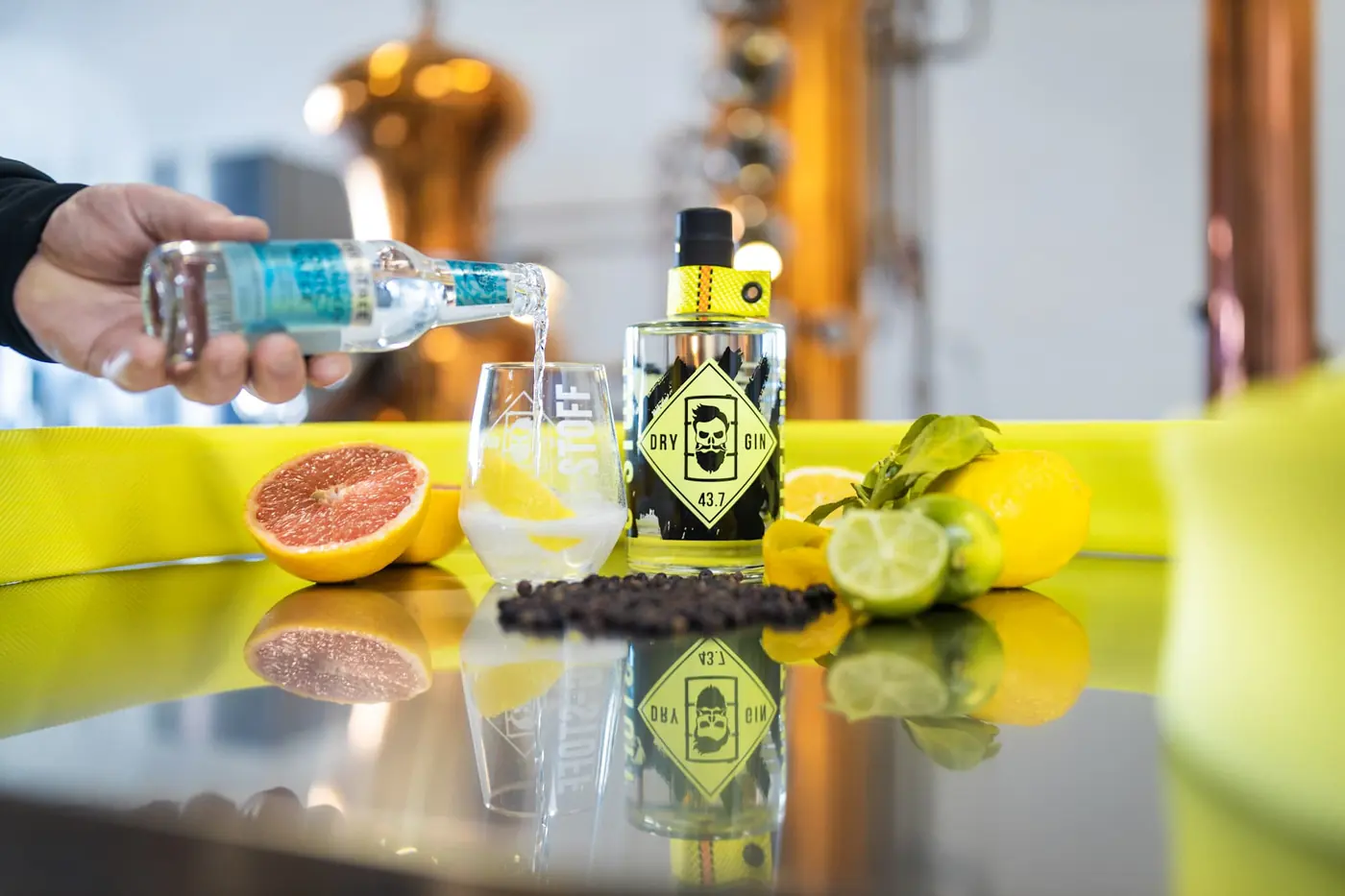 Tonic wird zu G-STOFF Zitrus ins Glas gegossen