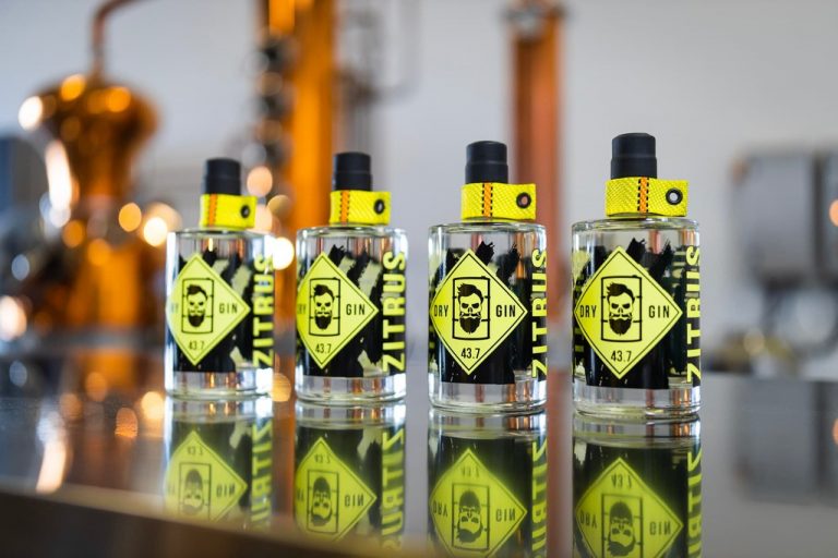 Vier G-Stoff-Flaschen