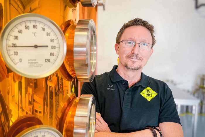 Stephan in der Destillerie